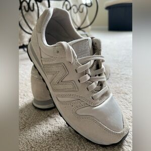 New Balance shimmering sneakers size 6